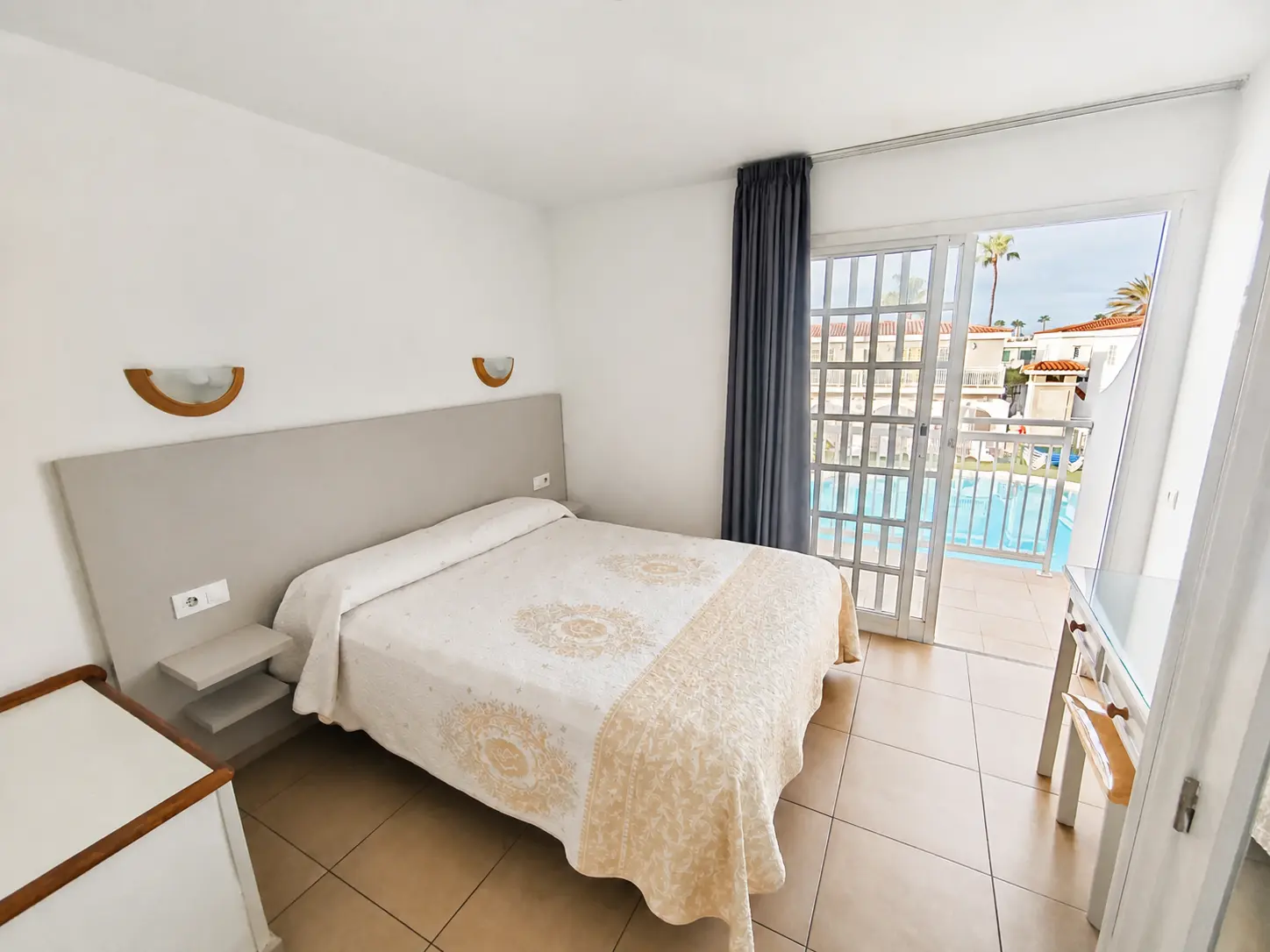 Dormitorio con cama grande