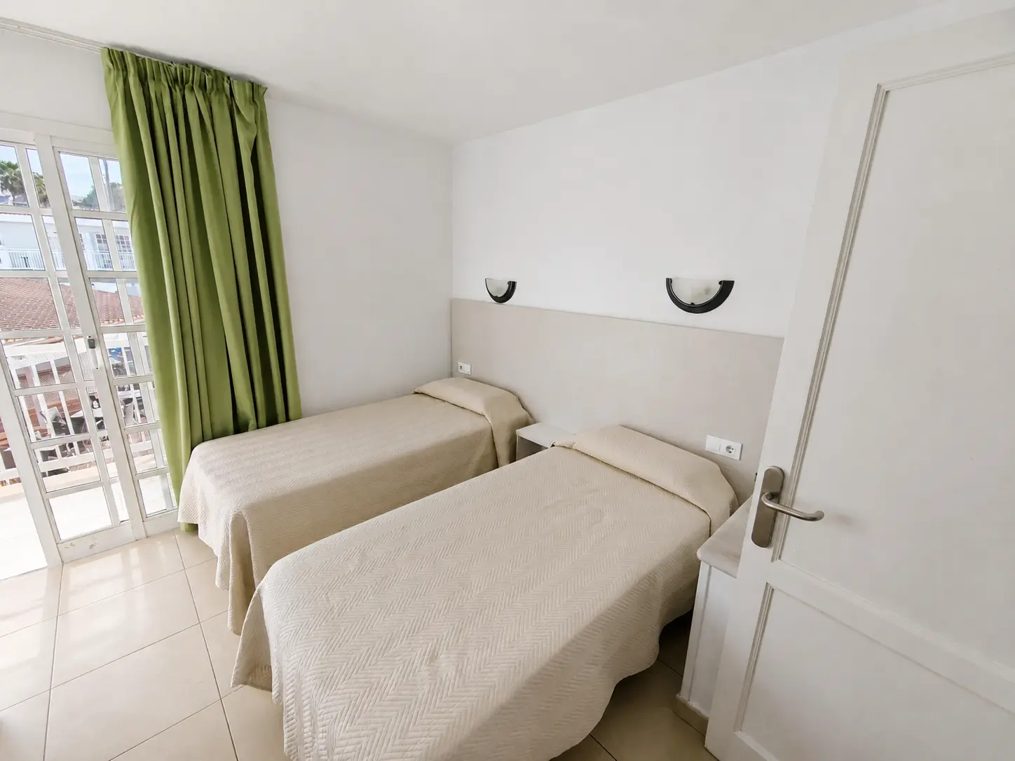 Dormitorio con dos camas individuales